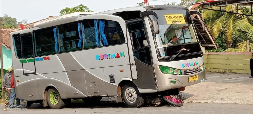 Kecelakaan Bus VS Motor di Tasikmalaya: Pelajar Tewas di Lokasi, Temannya Terluka