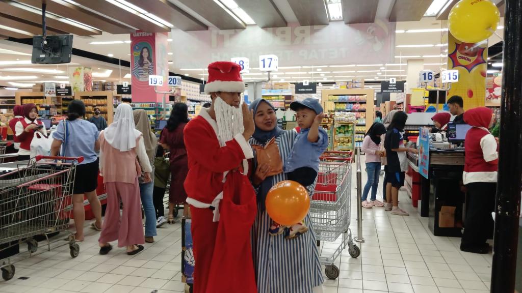 Keceriaan Natal di Plaza Asia Tasikmalaya, Santa Claus Berbagi Hadiah kepada Pengunjung