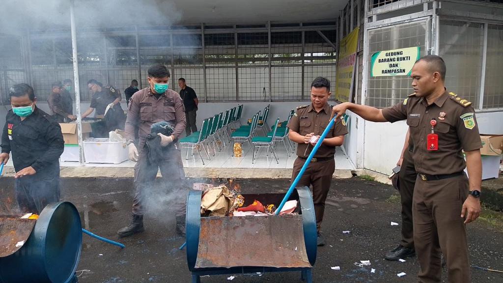 Kejari Kabupaten Tasikmalaya Musnahkan Barang Bukti 24 Perkara, Termasuk Narkoba dan Uang Palsu