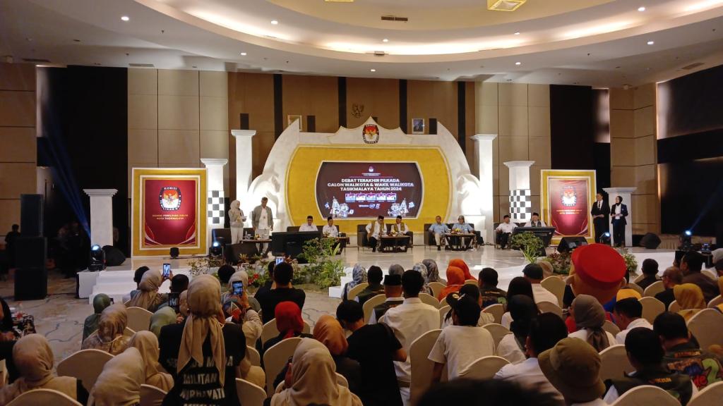 Kelima Paslon Wali Kota dan Wakil Wali Kota Mendapatkan Pesan Khusus dari Ketua KPU Kota Tasikmalaya saat Debat Kedua