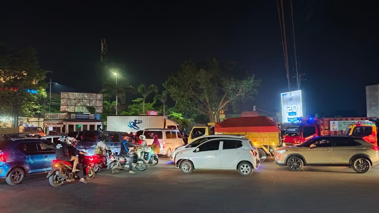 Kemacetan di Perempatan Cisumur Tasikmalaya, Imbas Peningkatan Pengguna Jalan pada Malam Idul Adha