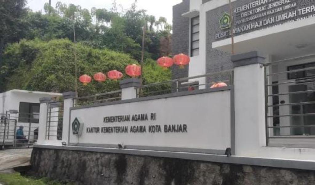 Kemenag Kota Banjar Pasang Ornamen Imlek, Wujud Moderasi Beragama dan Harmoni Keberagaman