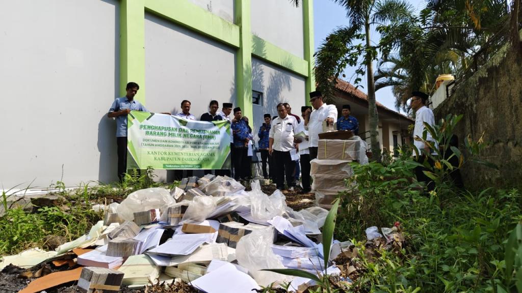 Kemenag Kabupaten Tasikmalaya Musnahkan Puluhan Ribu Dokumen Kedaluarsa