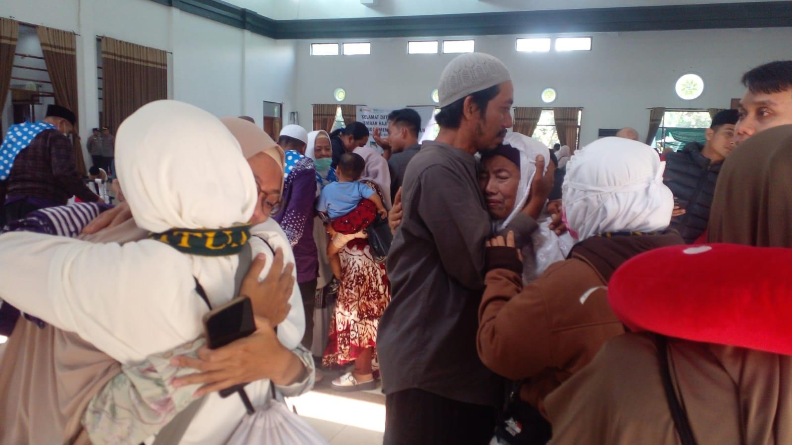 Kepulangan Jamaah Haji Kloter 19 Ciamis Disambut Haru, Satu Jamaah Wafat di Tanah Suci