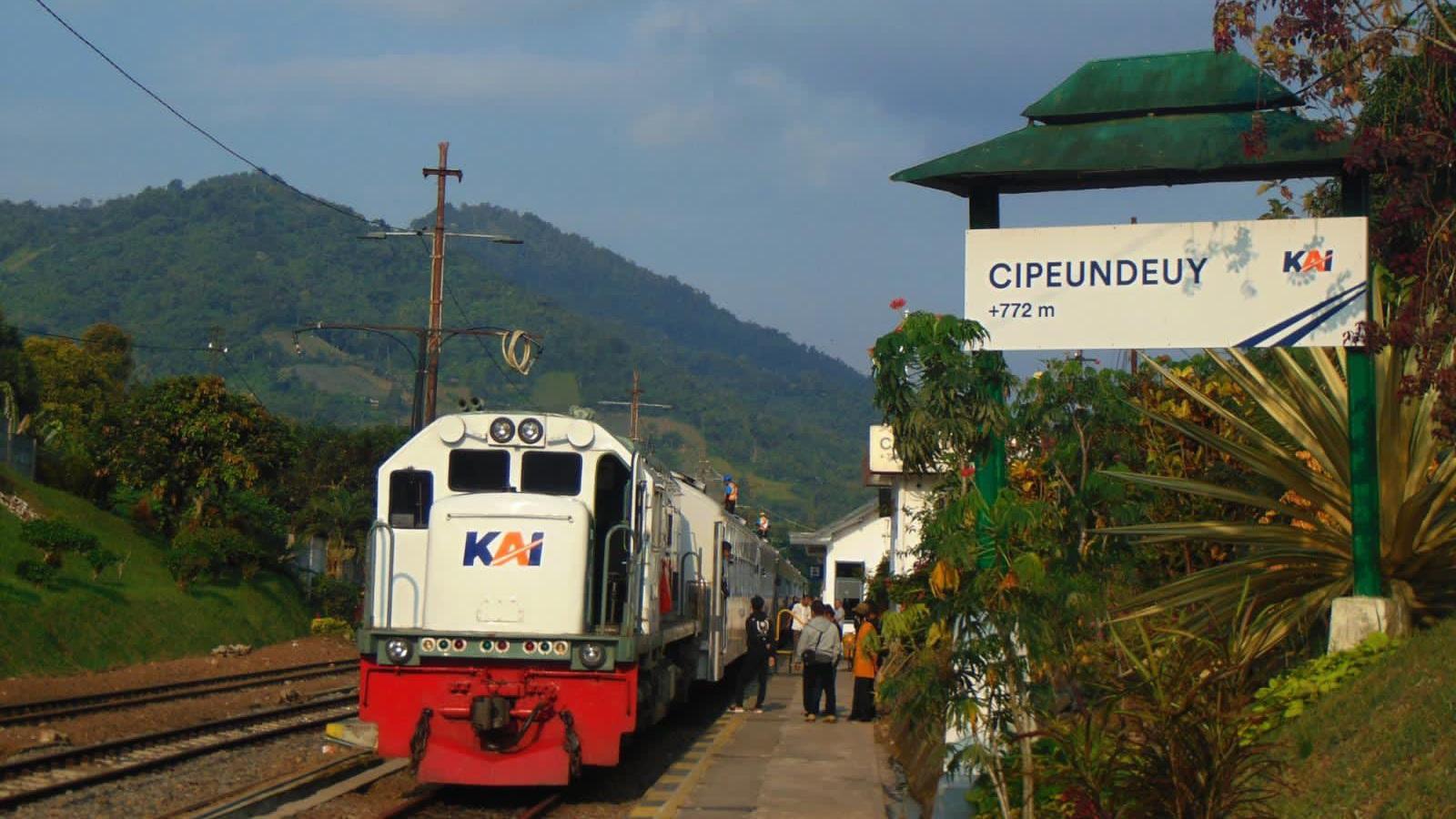 Kereta Api Ekonomi Subsidi KAI Daop 2 Masih Jadi Favorit, Transportasi Hemat yang Merakyat