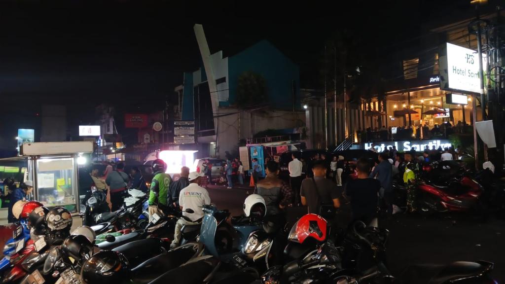 Keseruan Nobar Debat Kedua Pilkada Kota Tasikmalaya di Luar Hotel Santika