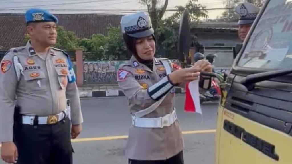 Kobarkan Semangat Nasionalisme, Polres Ciamis Bagikan Bendera Merah Putih Kepada Pengendara