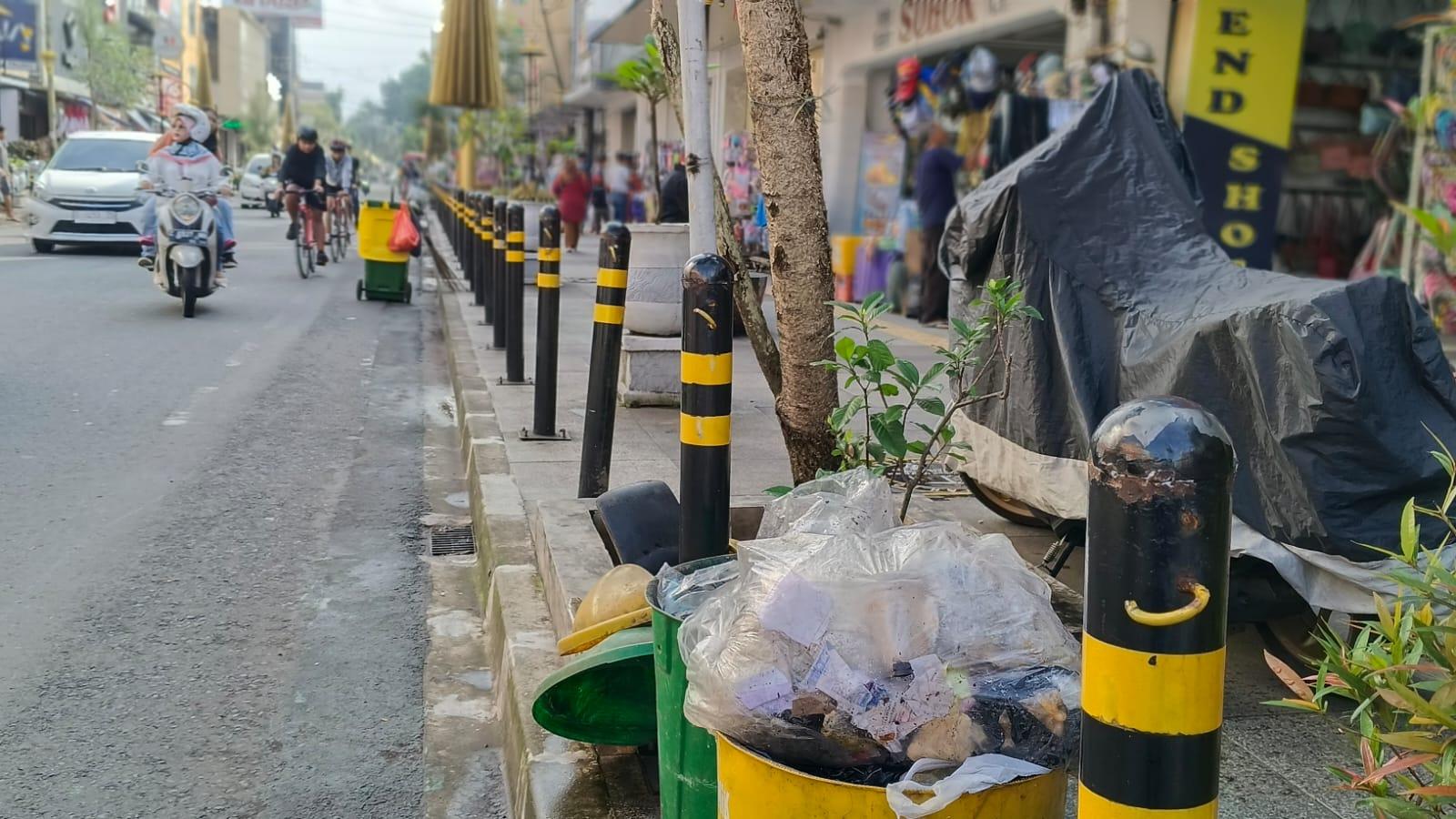 Kondisi Pedestrian HZ Mustofa Kota Tasikmalaya Kian Memprihatinkan, Rantai Pembatas Hilang dan Trotoar Rusak
