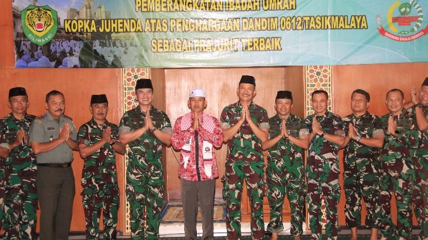 Kopka Juhendra Dapat Hadiah Umroh dari Dandim 0612 Tasikmalaya atas Dedikasinya