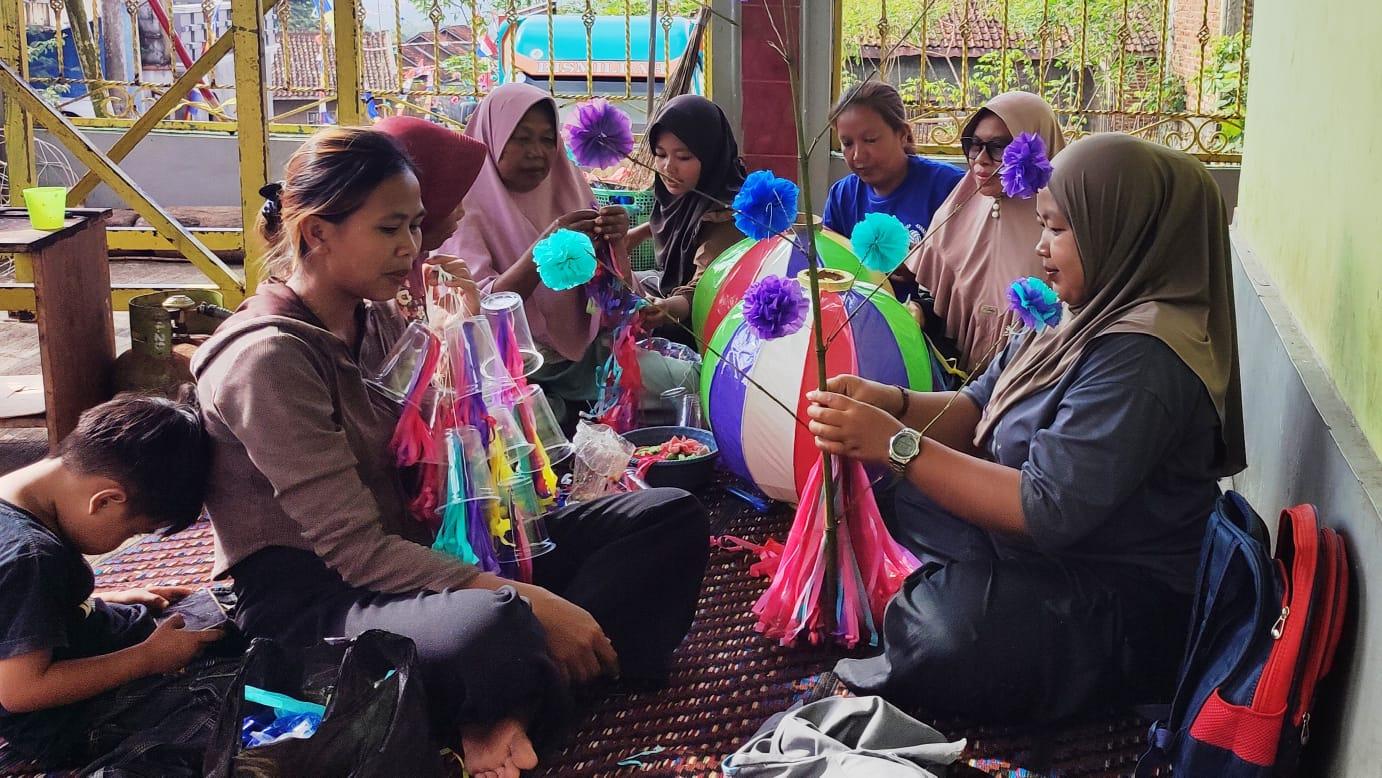 Kreatif! Warga Ciomas Ciamis Hias Kampung Jelang HUT ke-80 RI dengan Ornamen Daur Ulang