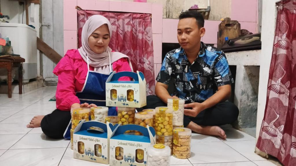 Laris Manis Jelang Lebaran, Queen Kitchen Ciamis Produksi Puluhan Toples Kue Kering per Hari
