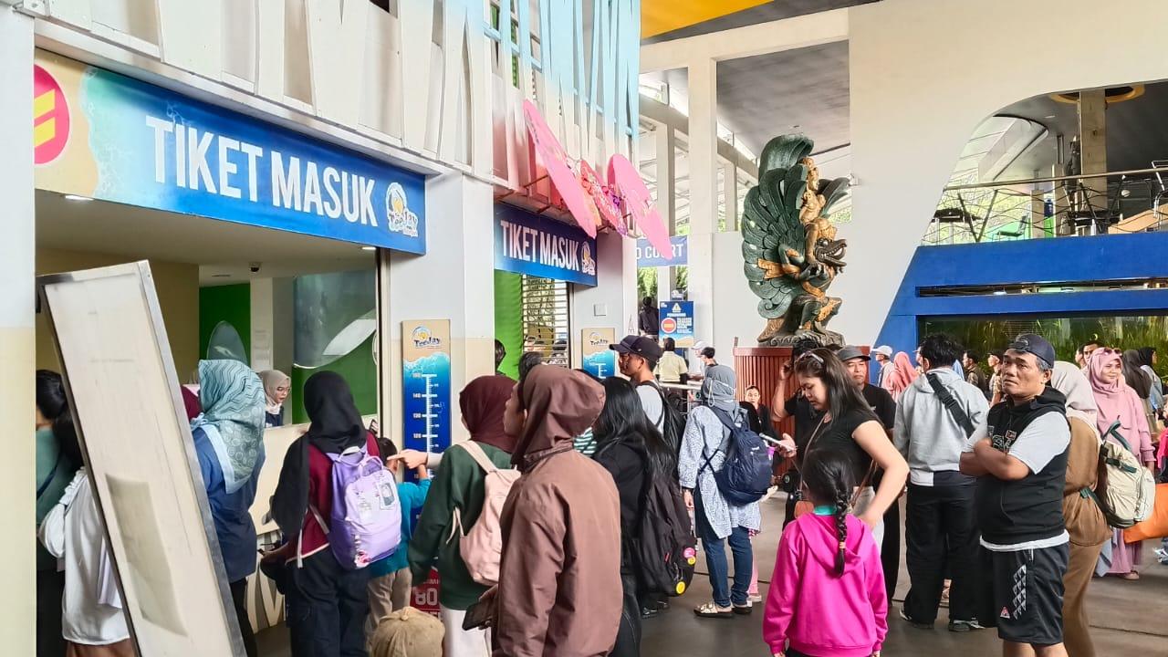 Libur Awal Tahun 2026, Pengunjung Padati TeeJay Waterpark Tasikmalaya