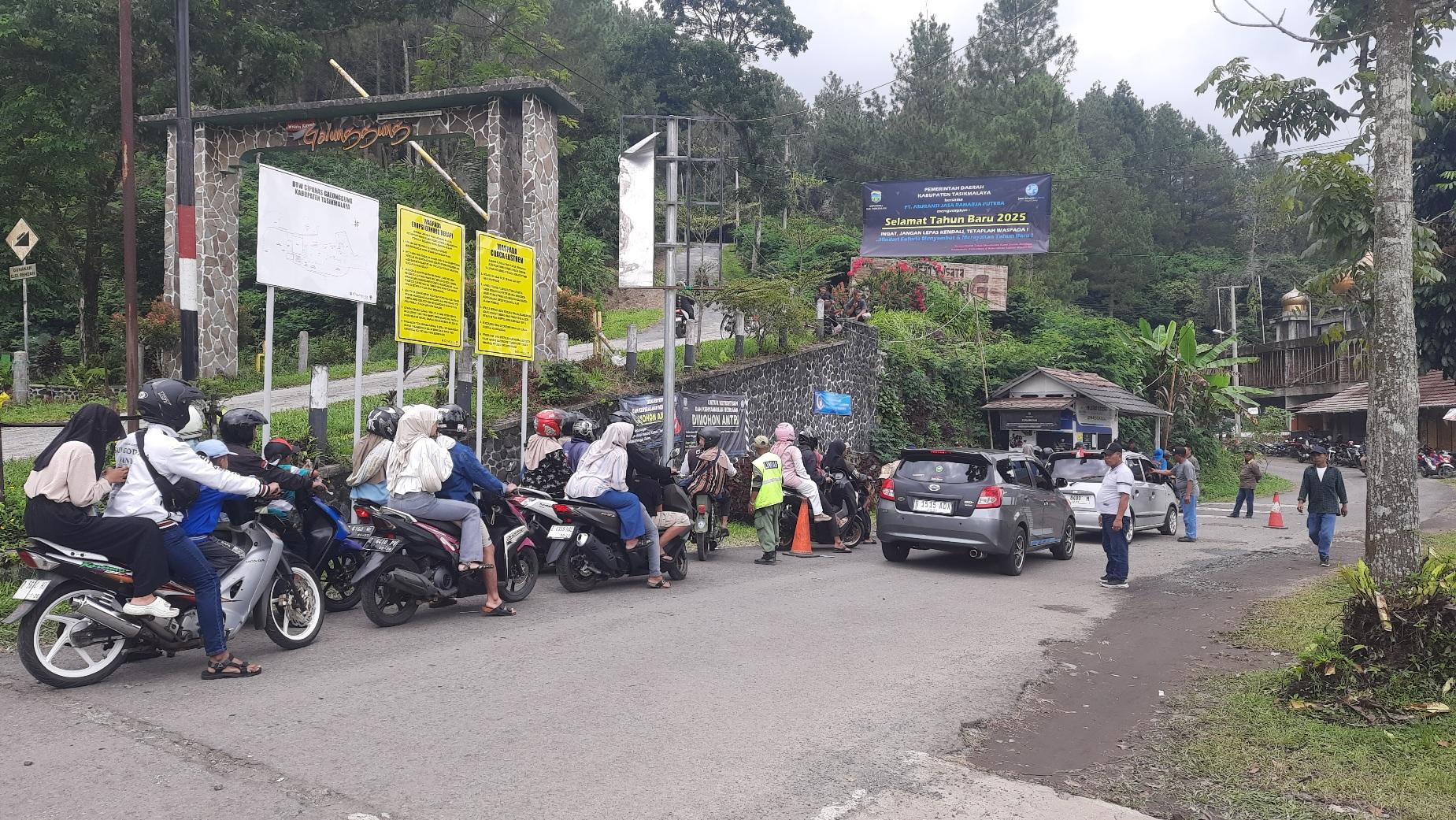 Libur Tahun Baru 2025, Cipanas Galunggung Diserbu Wisatawan