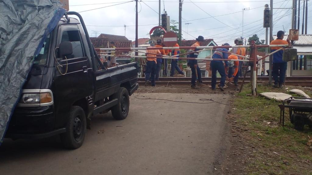 Lintasan KA Tanpa Pintu di Jalan Benteng Ciamis Ditutup Total pada Malam Hari Pasca-Kecelakaan