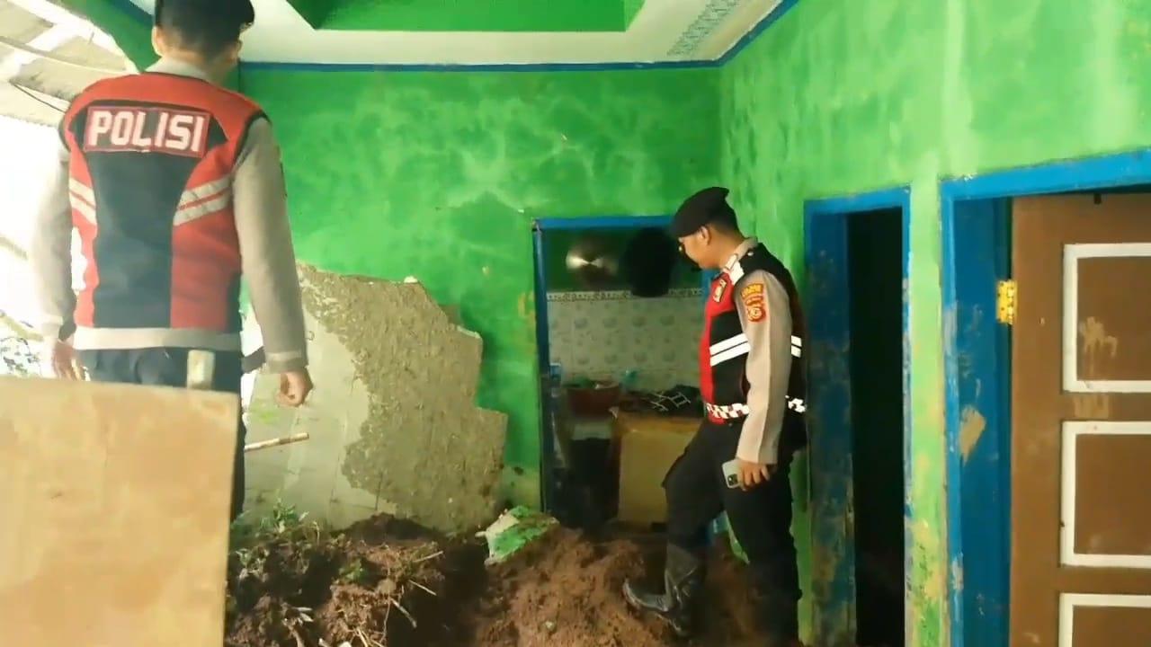 Longsor di Cidugaleun Cigalontang Tewaskan Seorang Anak, Tiga Anggota Keluarga Lain Dirawat di Rumah Sakit