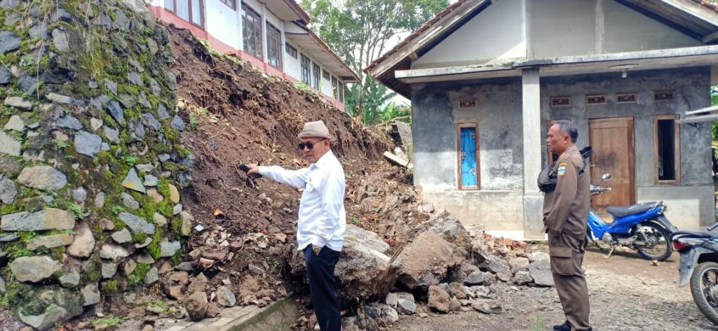 Longsor di Cilawu Garut, TPT SDN Dawungsari 4 Runtuh, Satu Rumah Terdampak