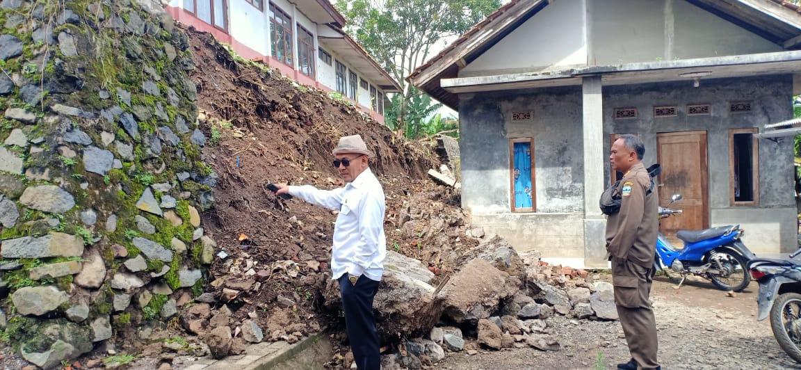 Longsor di Cilawu Garut, TPT SDN Dawungsari 4 Runtuh, Satu Rumah Terdampak