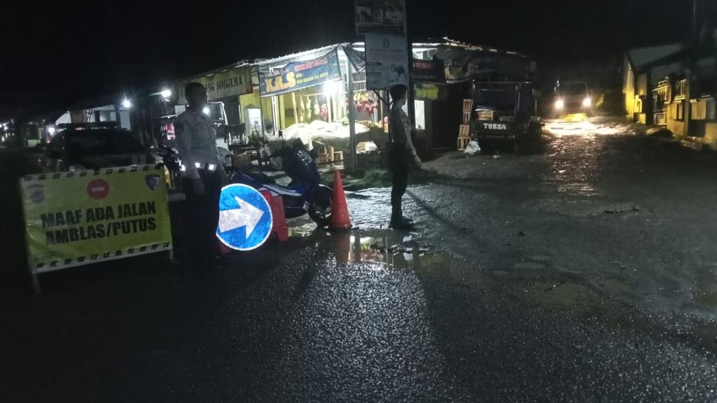 Longsor di Jalan Mangunreja-Sukaraja, Polres Tasikmalaya Alihkan Arus Lalu Lintas