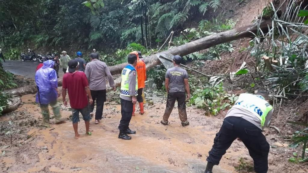 Longsor di Jatiwaras Tasikmalaya Sempat Lumpuhkan Akses Jalan Raya
