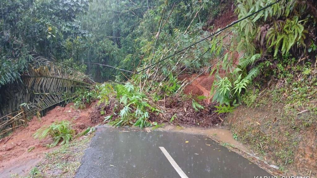 Longsor Putuskan Akses Jalan Darmacaang-Cikoneng Kabupaten Ciamis