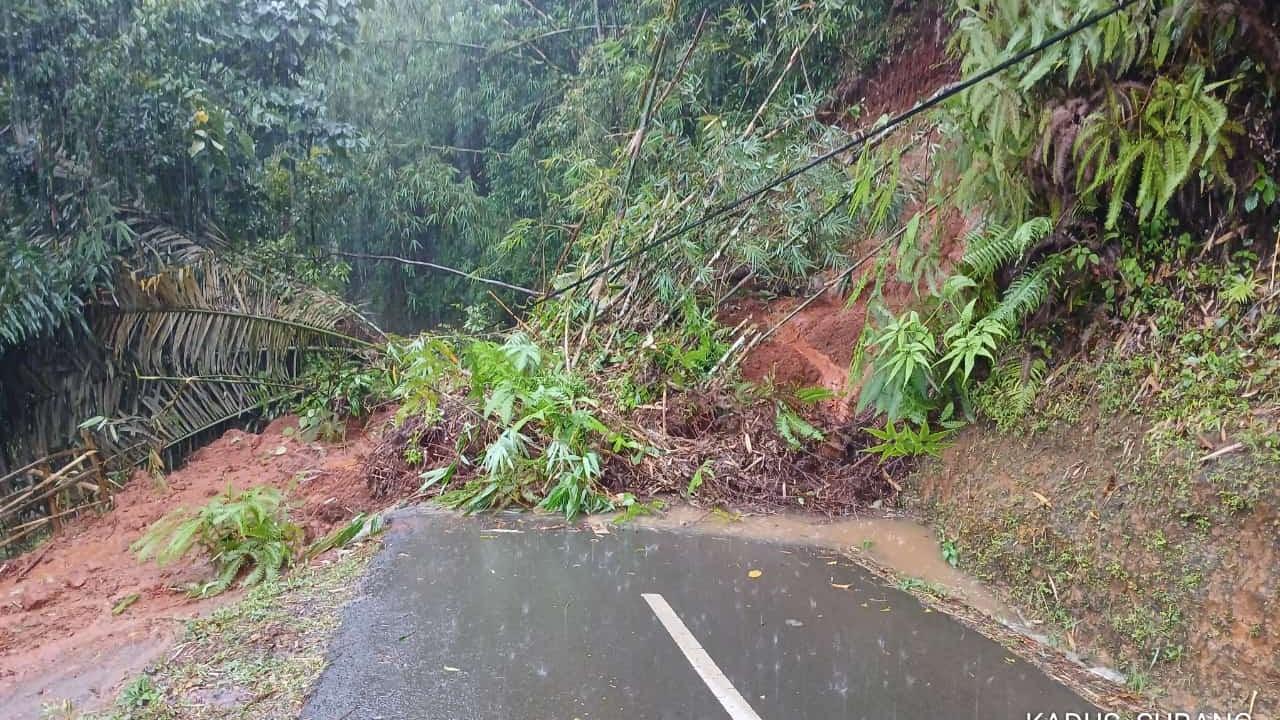 Longsor Putuskan Akses Jalan Darmacaang-Cikoneng Kabupaten Ciamis