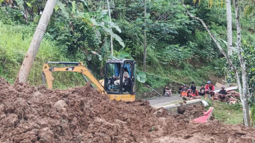 Longsor Terjang Desa Mekarbuana Ciamis, Puluhan Warga Diungsikan