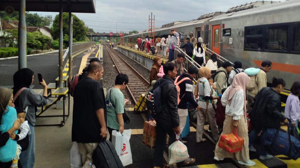 Lonjakan Penumpang di Stasiun Kota Banjar, Tiket Kereta Habis Hingga H+7 Lebaran