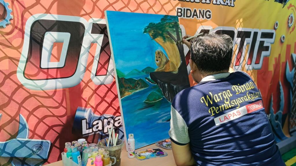 Melukis Harapan dari Balik Jeruji: Kisah AJ, Warga Binaan Kasus Narkoba di Lapas Tasikmalaya Sudah Ciptakan 15 Lukisan Indah