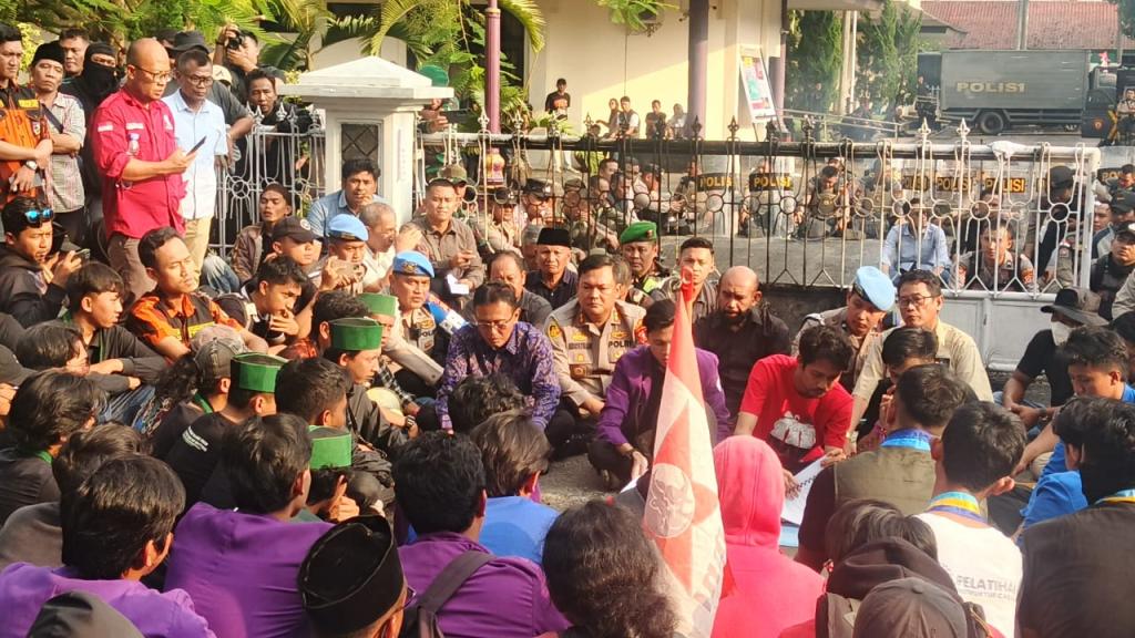 Mahasiswa Ciamis Gelar Sidang Rakyat Jalanan, Bupati Herdiat: Mari Jaga Kondusivitas