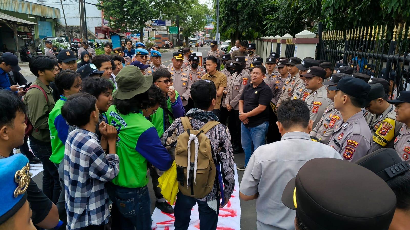 Mahasiswa dan Aktivis Lingkungan Geruduk Bale Kota–DPRD Kota Tasikmalaya, Desak Pemerintah Atasi Pencemaran TPA Ciangir