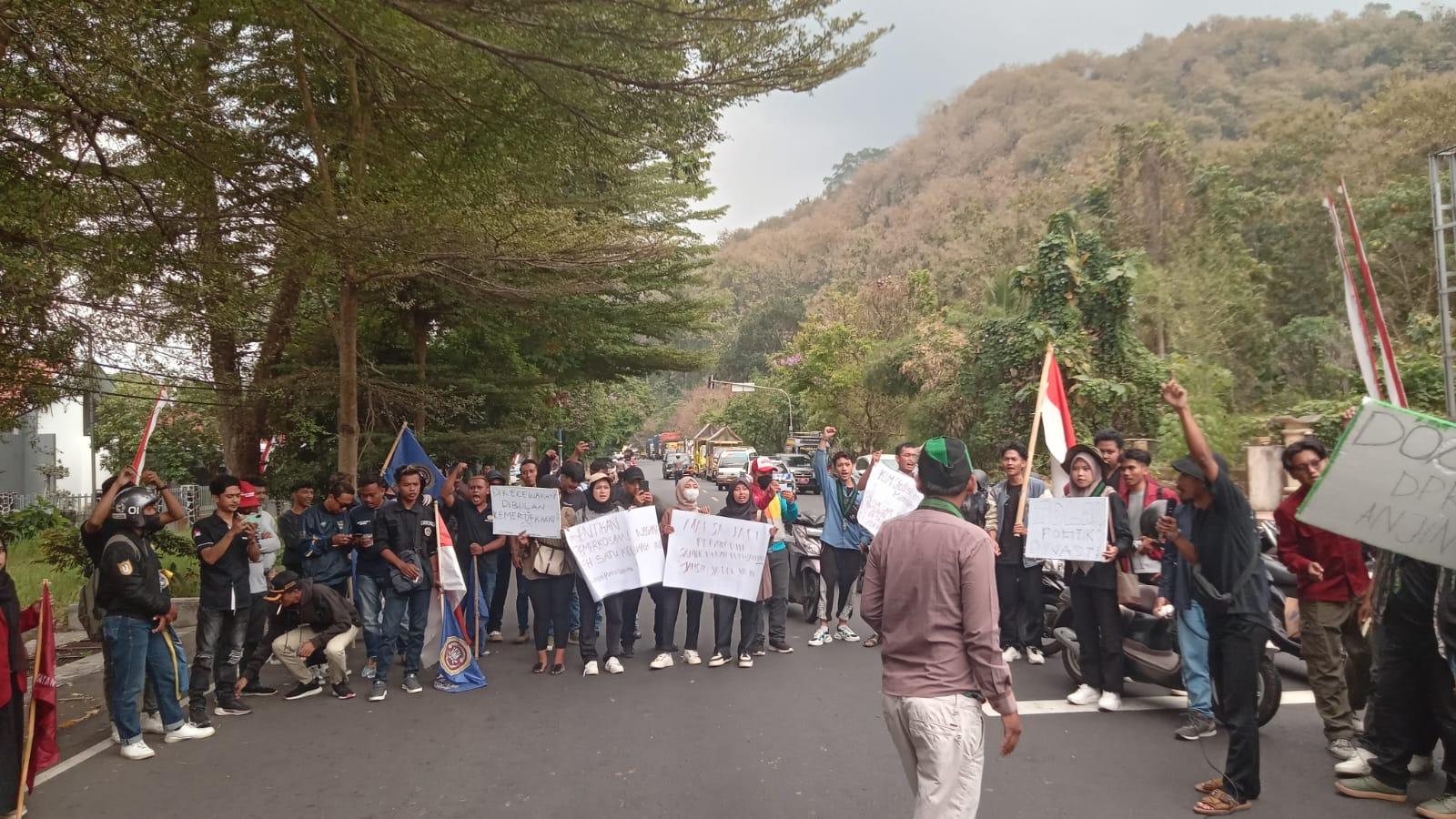 Mahasiswa di Kota Banjar Blokir Jalan Nasional dalam Aksi Kawal Demokrasi