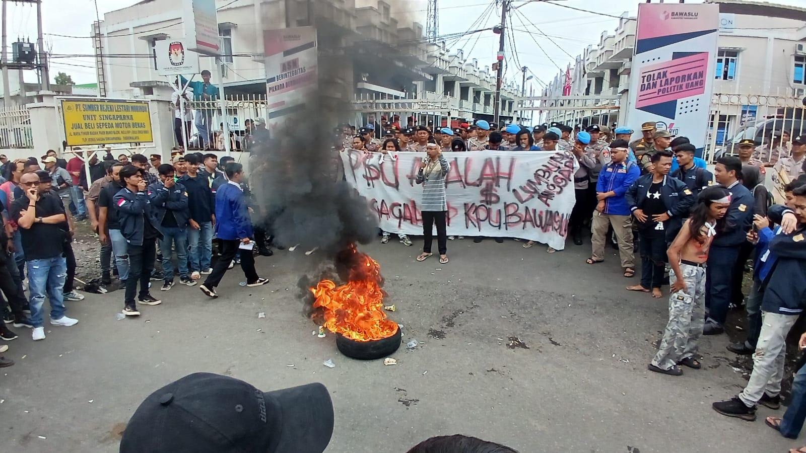 Mahasiswa Geruduk Kantor KPU Tasikmalaya dan Bawaslu, Tuntut Pertanggungjawaban PSU