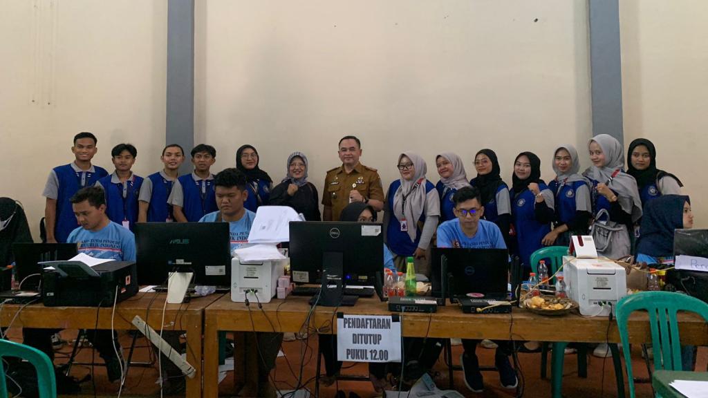 Mahasiswa KKN Unigal Jemput Bola Pembuatan Dokumen Kependudukan di Desa Kertabumi Ciamis