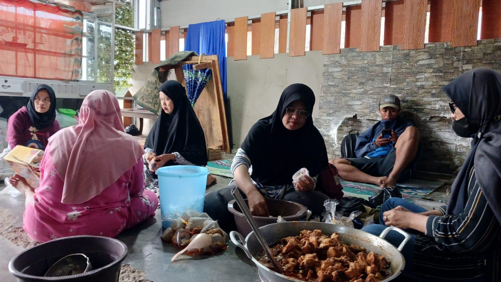 Mak-emak Kampung Bojongsoban Gotong Royong Masak untuk Korban Banjir di Sukaresik Tasikmalaya