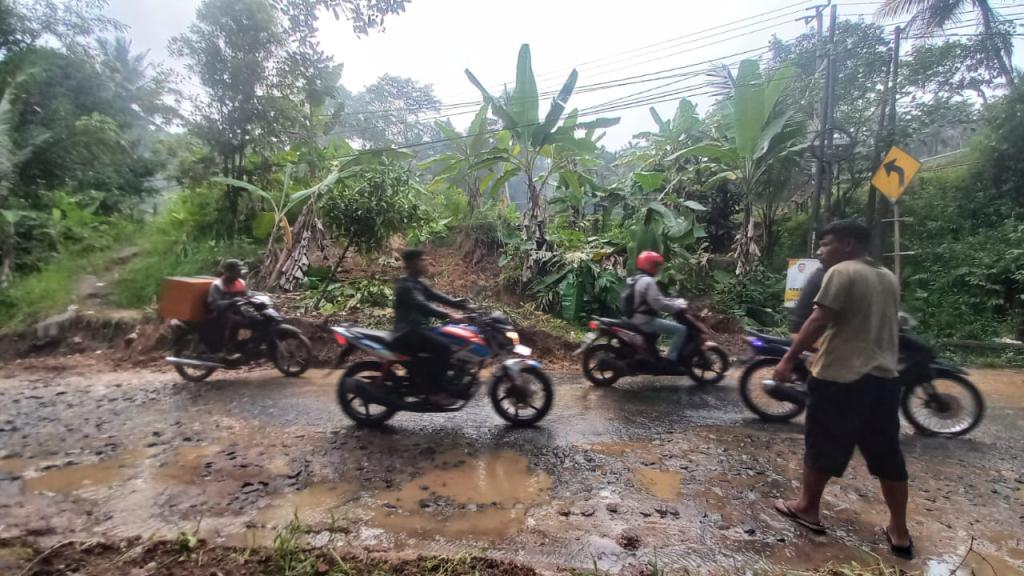 Material Longsor di Taraju Sebabkan Jalan Licin, Pengendara Diimbau Waspada