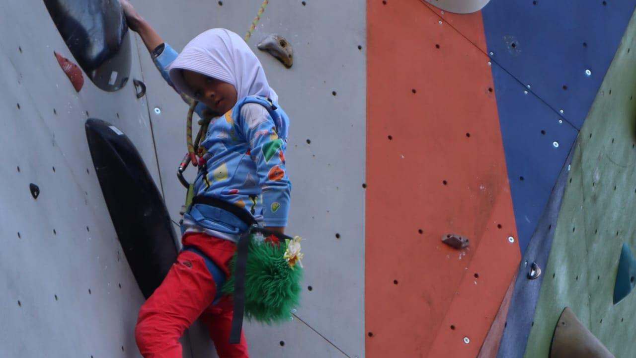 Melihat Atlet Cilik Latihan Panjat Tebing di Dadaha Tasikmalaya