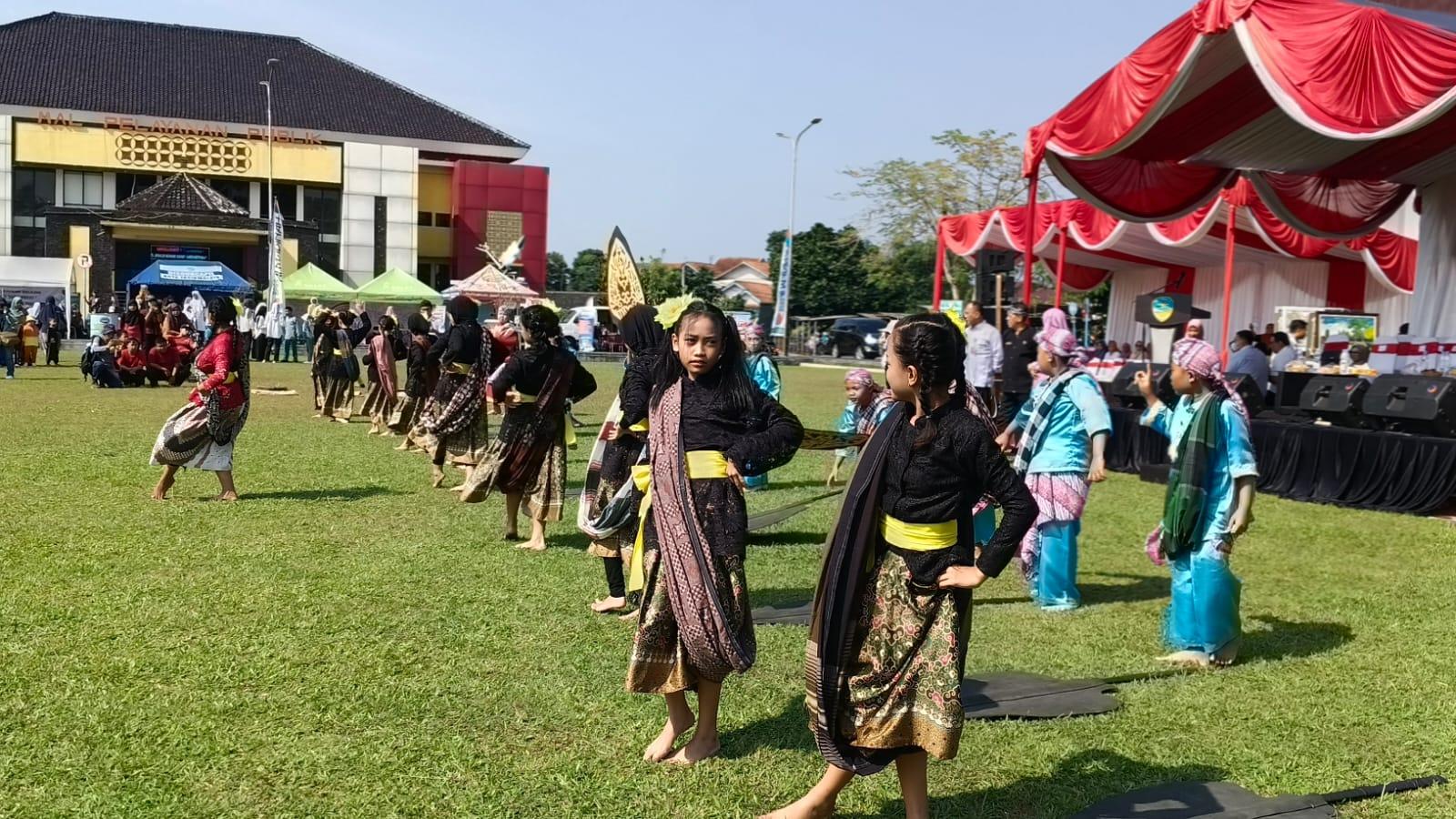 Melihat Keceriaan Murid SDN Galunggung Tasikmalaya Saat Tampilkan Tarian Kaulinan Barudak di HAN 2025