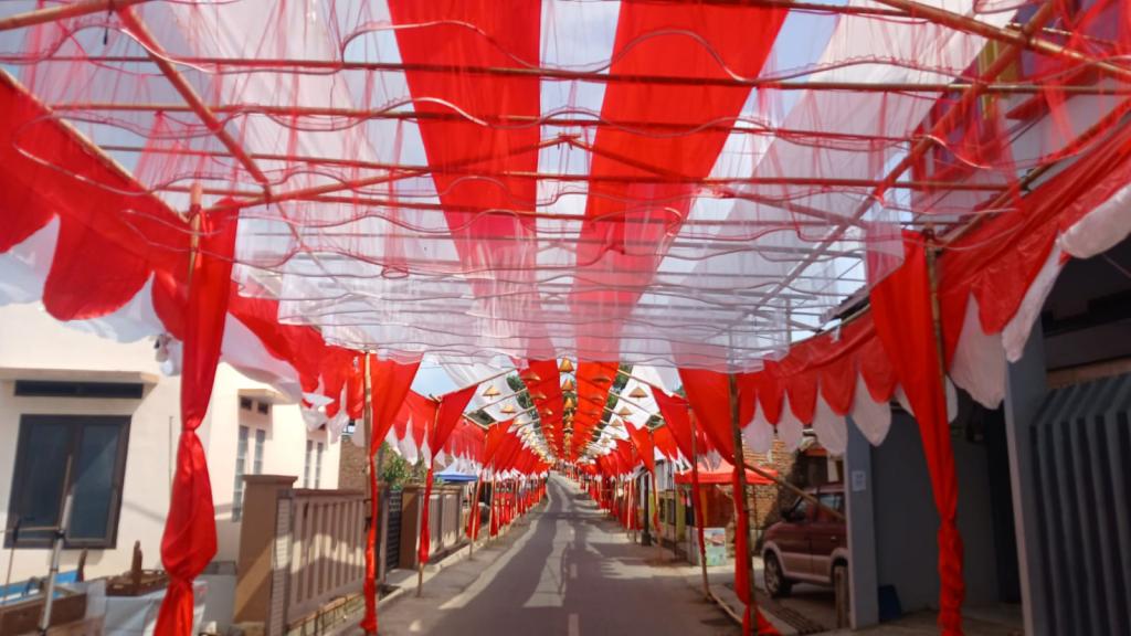 Melihat Keindahan Lorong Merah Putih di Kampung Cibahong Tasikmalaya Sambut HUT RI ke-79