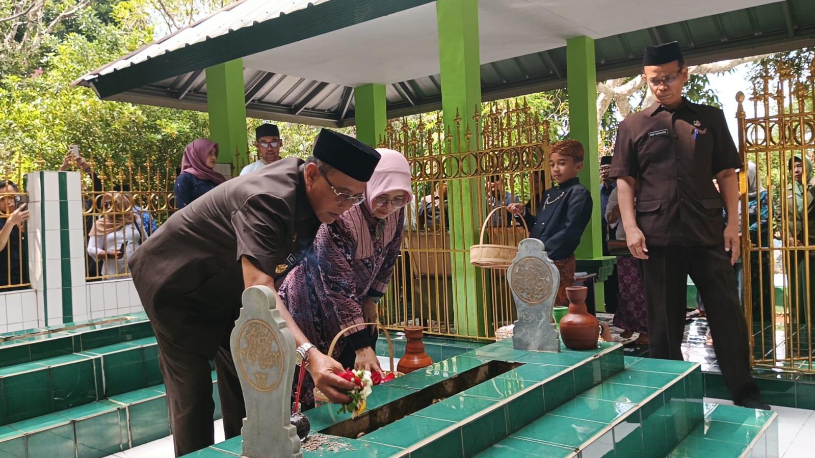 Ziarah ke Makam Leluhur Galuh dalam Peringatan Hari Jadi Ciamis ke-383, Bupati Herdiat: Ini Wujud Cinta Sejarah