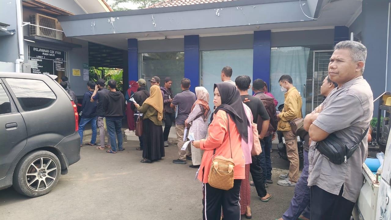 Menjelang Akhir Program Pemutihan Pajak, Warga Padati Samsat Sukaraja Tasikmalaya