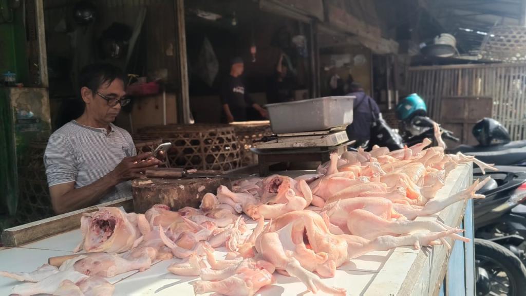 Menjelang Akhir Tahun, Harga Daging Ayam di Pasar Cikurubuk Melonjak hingga Rp 42 Ribu per Kilogram