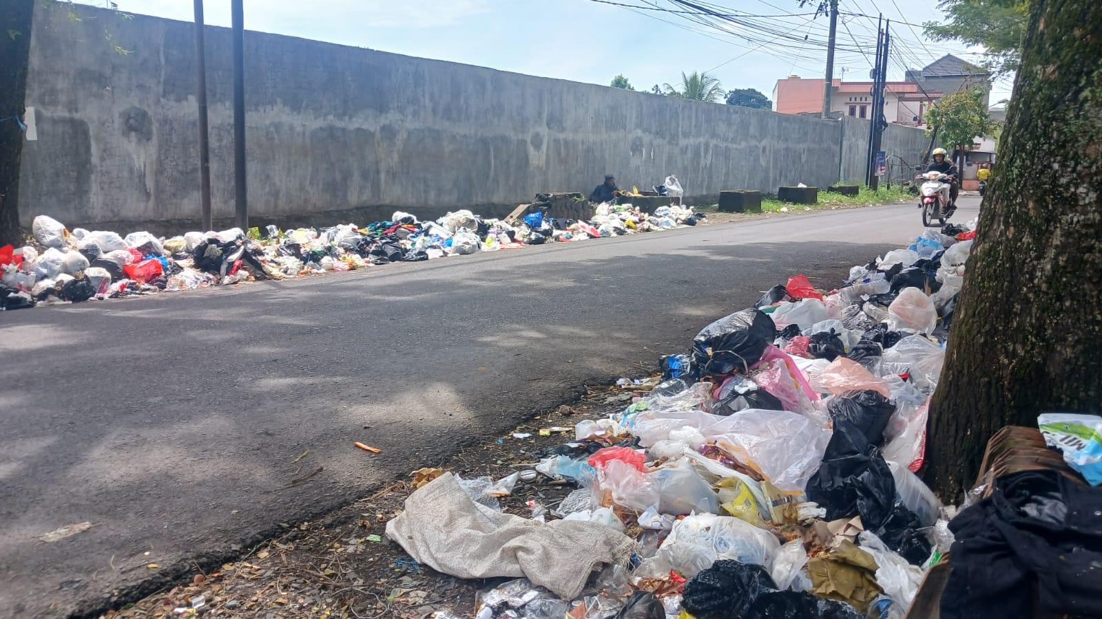 Menjijikan! Tumpukan Sampah di Jalan Lukmanul Hakim Kota Tasikmalaya Ganggu Pengendara, DLH Turun Tangan
