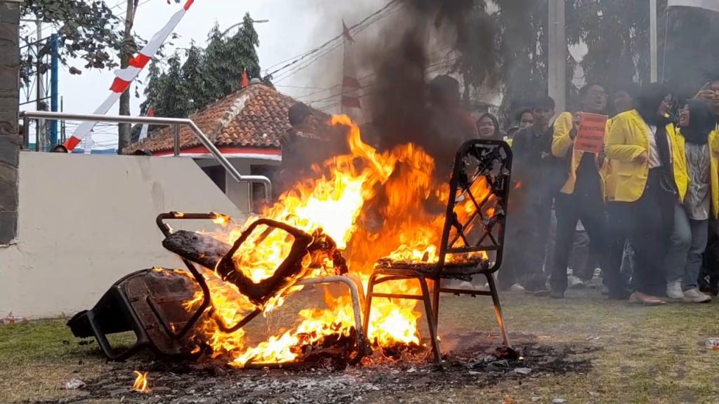 Menyala Abangku! Kursi Ruang Rapat Paripurna DPRD Kota Tasikmalaya Dibakar Massa Aksi