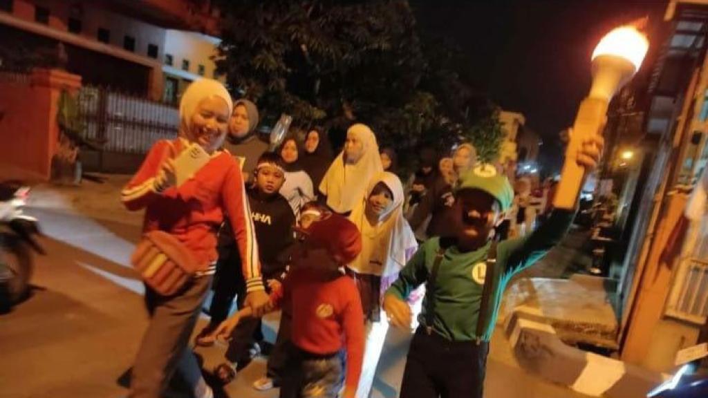 Meriahkan Malam HUT ke-79 RI, Ratusan Warga Tasikmalaya Semarakkan Pawai Obor Keliling Kampung