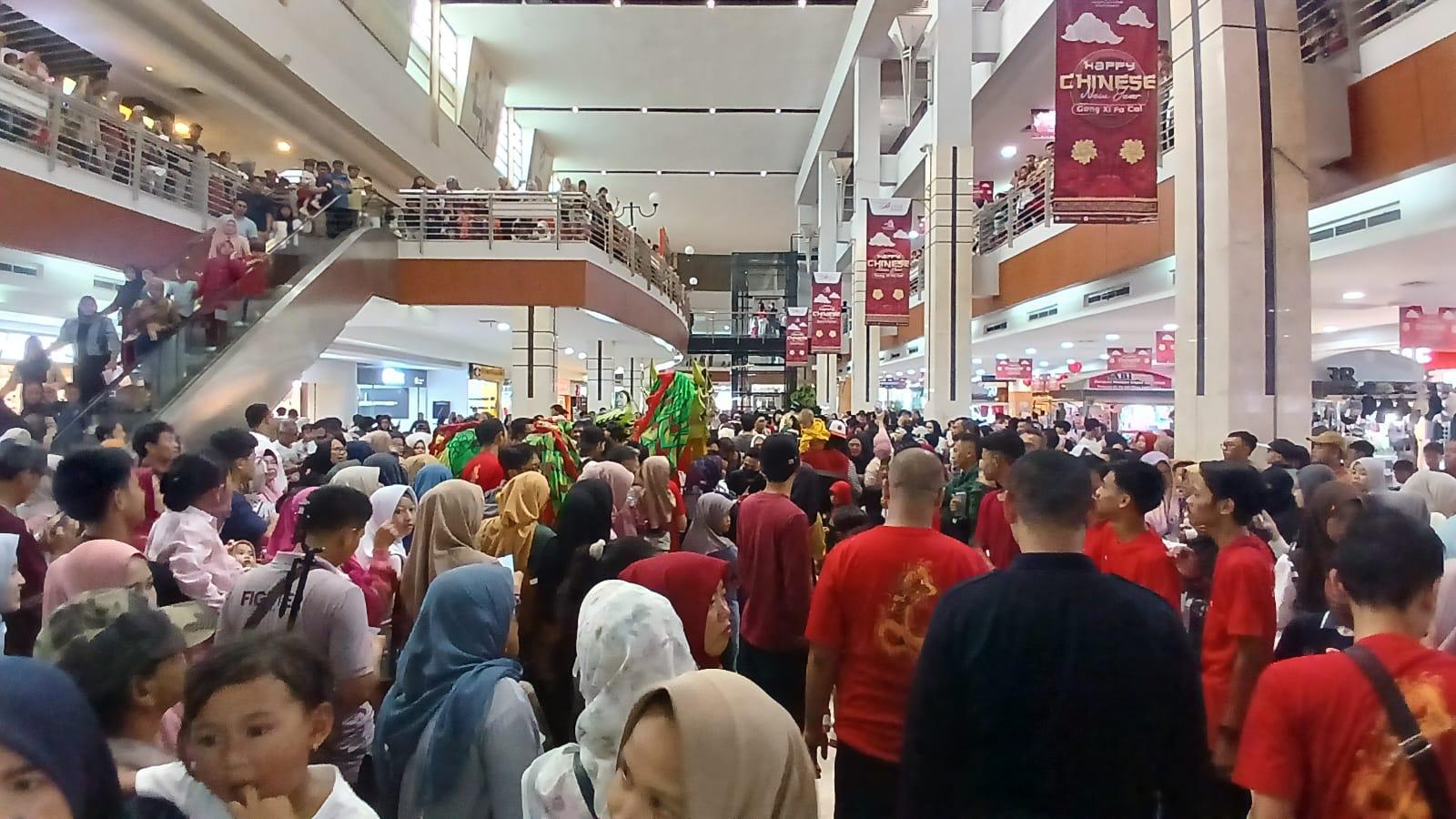 Meriahnya Atraksi Barongsai hingga Petik Angpao di Plaza Asia Tasikmalaya, Tradisi Tahunan Sambut Imlek