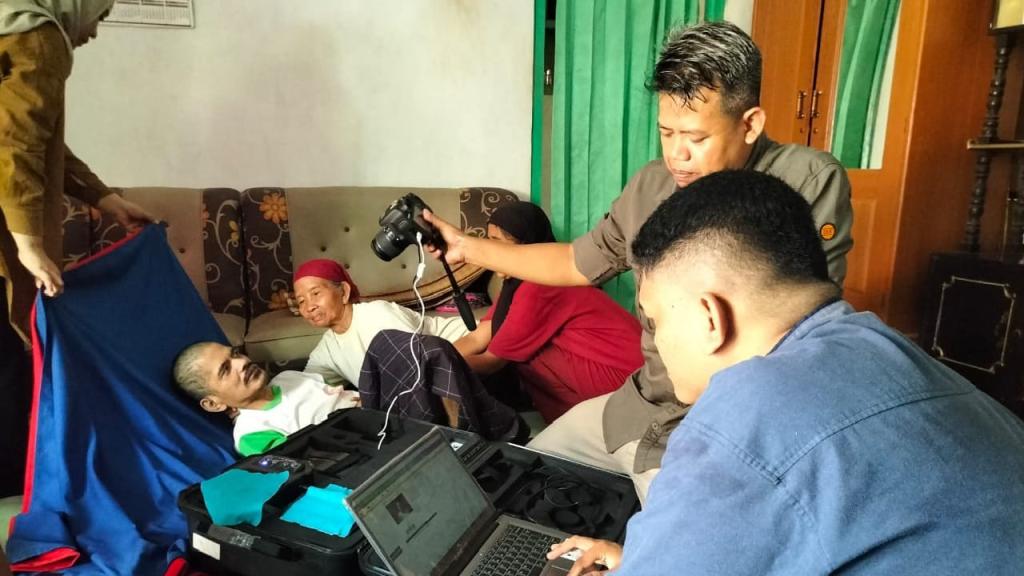 Meski Hari Libur, Disdukcapil Ciamis Tetap Layani Perekaman KTP Warga Sakit dan Disabilitas