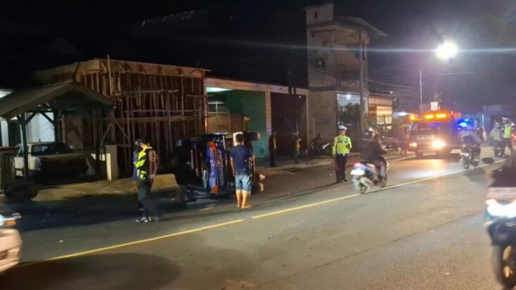 Minibus Pengangkut Pemudik Terguling di Tikungan Katapang Banjar, Sopir Luka-Luka