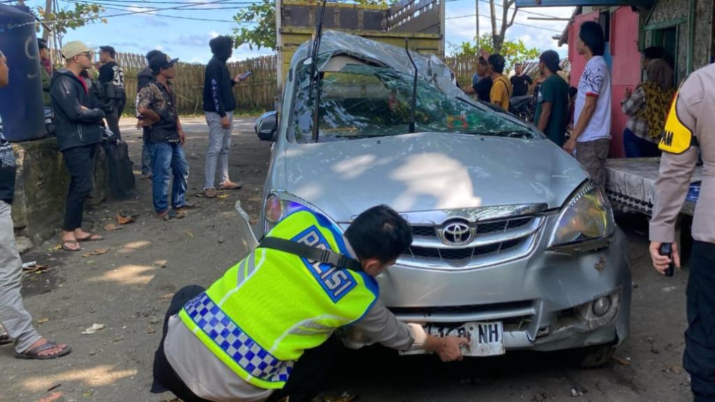 Mobil Avanza Ringsek Hantam Benteng Tambak Udang di Cikalong Tasikmalaya