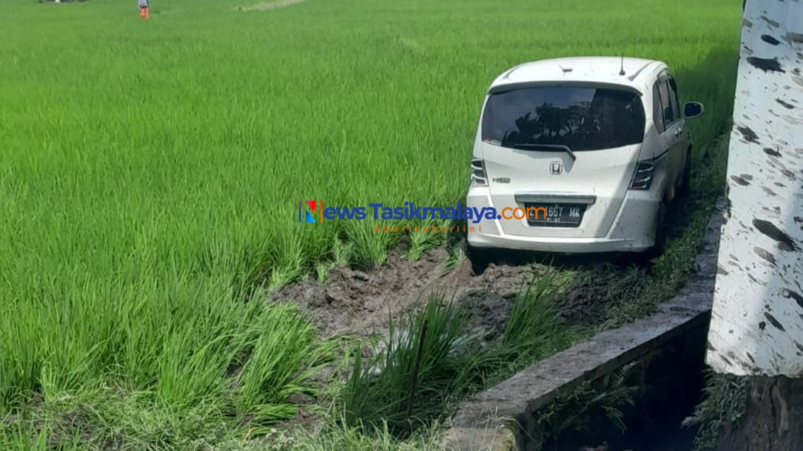 Diduga Sopir Ngantuk, Mobil Freed yang Dikemudikan PNS Terperosok ke Sawah di Jalan Sewaka Tasikmalaya