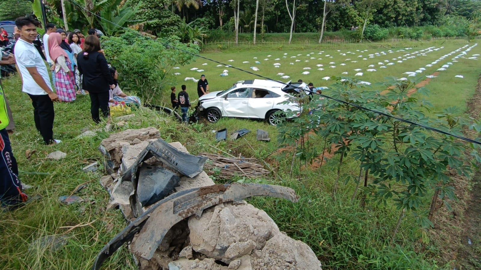 Mobil Pemudik Terperosok ke Parit di Ciamis, Tiga Orang Luka-Luka